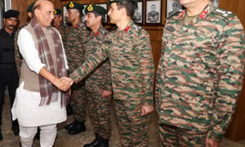 राजनाथ सिंह ने तेजपुर, वायु सेना प्रमुख ने जम्मू में जवानों संग मनाई दीपावली राजनाथ सिंह ने तेजपुर, वायु सेना प्रमुख ने जम्मू में जवानों संग मनाई दीपावली