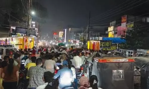 दीपोत्सव पर बाजार में ग्राहकों की उमड़ी भीड़ दीपोत्सव पर बाजार में ग्राहकों की उमड़ी भीड़