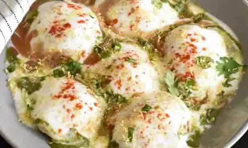 Diwali Special: मूंग दाल के साथ बनाएं स्वादिष्ट दही वड़ा Diwali Special: मूंग दाल के साथ बनाएं स्वादिष्ट दही वड़ा