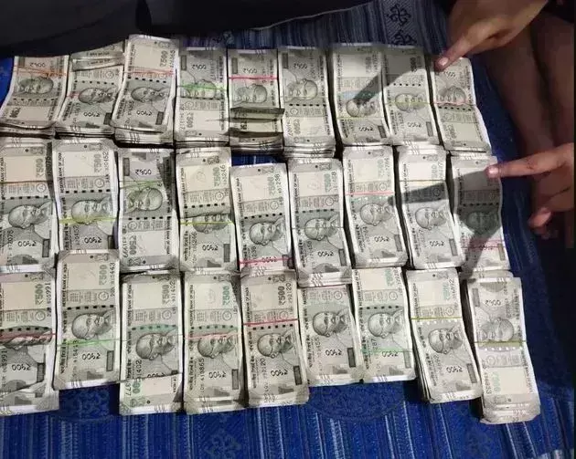 Ranchi: पुलिस ने भाजपा नेता के स्कूल में रेड मारकर 1 करोड़ 15 लाख कैश बरामद किया Ranchi: पुलिस ने भाजपा नेता के स्कूल में रेड मारकर 1 करोड़ 15 लाख कैश बरामद किया