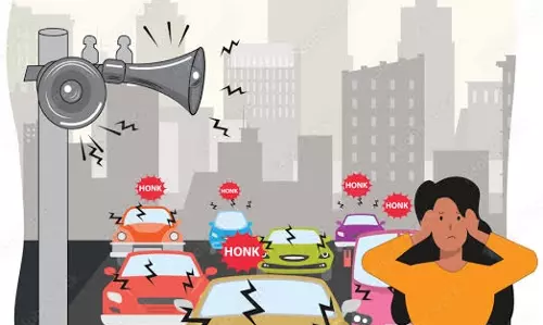 Kolkata: पुलिस ने पंडालों में ध्वनि सीमा पर लगाया अंकुश Kolkata: पुलिस ने पंडालों में ध्वनि सीमा पर लगाया अंकुश
