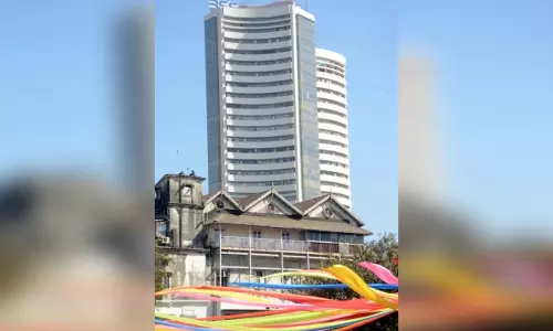 Stock Market: सीमित दायरे में खुला शेयर बाजार, ऑटो और आईटी सेक्टर में दिखी बिकवाली