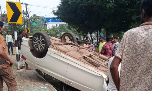 केनाल रोड में पलटी कार, युवती कर रही थी ड्राइव