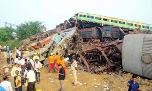 बालासोर तिहरा रेल हादसा: सिग्नल स्टाफ यूनियन ने तीन यात्रियों का किया स्वागत बालासोर तिहरा रेल हादसा: सिग्नल स्टाफ यूनियन ने तीन यात्रियों का किया स्वागत