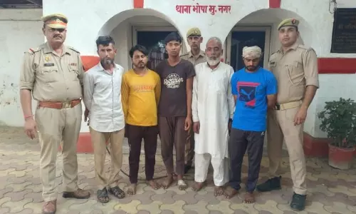 Morna: ग्रामीणों की भीड़ ने नोटिस तामील कराने गए पुलिसकर्मियों पर हमला किया