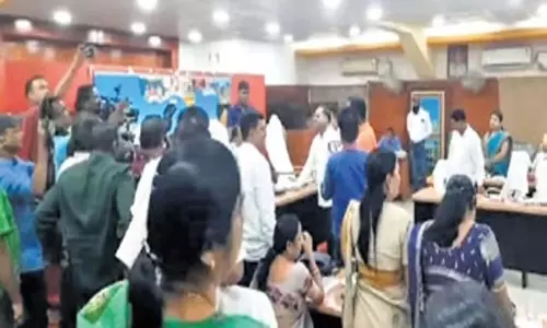 Odisha: सीएमसी परिषद की बैठक में अधिकारियों की अनुपस्थिति से पार्षद नाराज Odisha: सीएमसी परिषद की बैठक में अधिकारियों की अनुपस्थिति से पार्षद नाराज