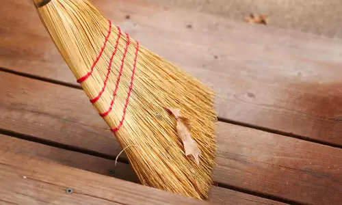 अपनी नई झाड़ू से धूल हटाने के लिए इस बेहतरीन ट्रिक को अपनाए अपनी नई झाड़ू से धूल हटाने के लिए इस बेहतरीन ट्रिक को अपनाए