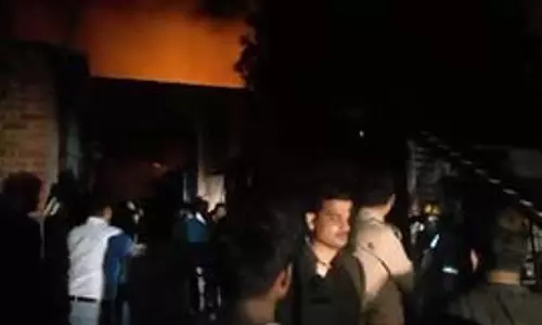 फैक्ट्री में लगी आग, आसपास के लोगों को सकते में डाला फैक्ट्री में लगी आग, आसपास के लोगों को सकते में डाला