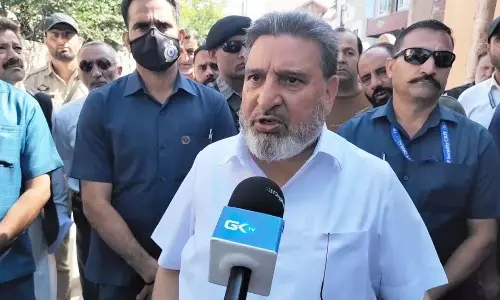 Altaf Bukhari ने घायल नर्सिंग छात्रों के लिए सर्वोत्तम चिकित्सा देखभाल की मांग की