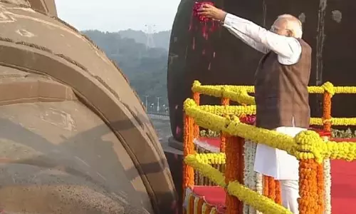 प्रधानमंत्री मोदी ने स्टैच्यू ऑफ यूनिटी पर सरदार पटेल को श्रद्धांजलि अर्पित की प्रधानमंत्री मोदी ने स्टैच्यू ऑफ यूनिटी पर सरदार पटेल को श्रद्धांजलि अर्पित की