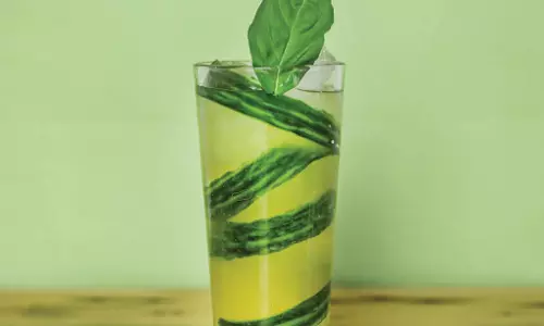 Cucumber तुलसी और जिन स्पलैश रेसिपी