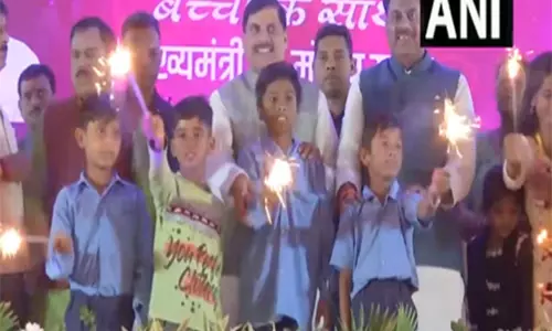 Mohan Yadav ने भोपाल में स्कूली बच्चों और सफाई कर्मचारियों के साथ दिवाली मनाई