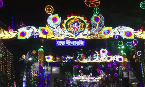 दिवाली और काली पूजा के लिए Kolkata रंग-बिरंगी रोशनी से जगमगा उठा