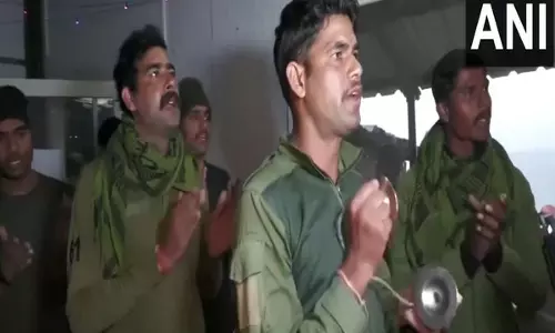 भारतीय सेना की रोमियो फोर्स ने पीर पंजाल रेंज में 8,000 फीट की ऊंचाई पर मनाई Diwali भारतीय सेना की रोमियो फोर्स ने पीर पंजाल रेंज में 8,000 फीट की ऊंचाई पर मनाई Diwali