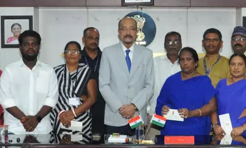 राज्यपाल रमेन डेका ने राजभवन के स्वच्छता कर्मियों का किया सम्मान