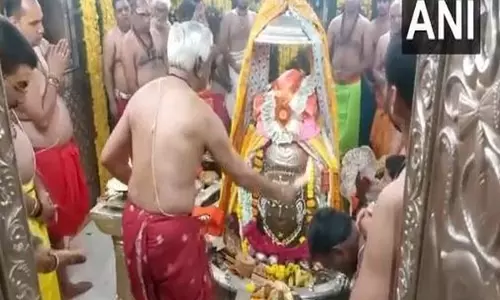 Diwali के अवसर पर उज्जैन के महाकाल मंदिर में की गई आरती