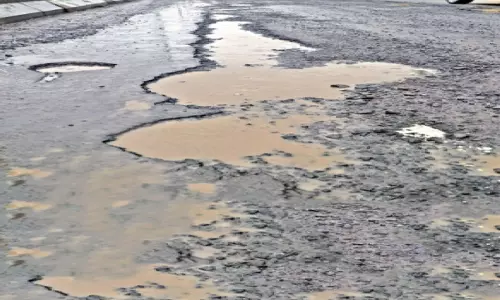 Gaziabad: भोपुरा में सड़क पर गड्ढों से निकलना हुआ मुश्किल