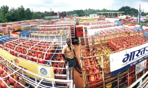 दीपम-2 योजना के लाभार्थियों को 1 नवंबर से मुफ्त LPG सिलेंडर मिलेंगे