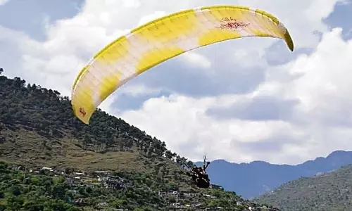 Manali में एक और विदेशी पैराग्लाइडर की दुर्घटना में मौत Manali में एक और विदेशी पैराग्लाइडर की दुर्घटना में मौत