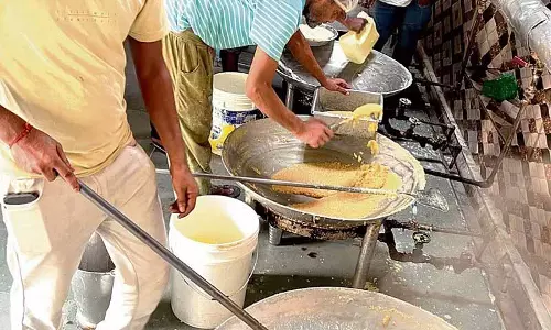 Diwali की तारीख को लेकर असमंजस से मिठाई दुकानदार परेशान Diwali की तारीख को लेकर असमंजस से मिठाई दुकानदार परेशान