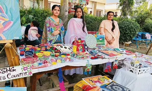 Punjab: कॉलेज के छात्रों द्वारा बनाए गए उत्पाद मेले में प्रदर्शित