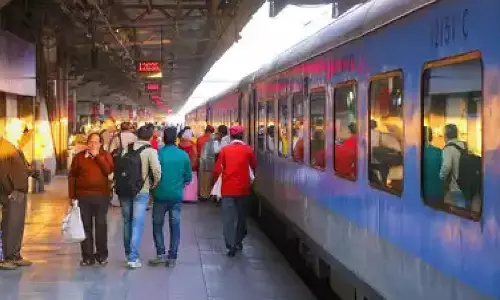 Assam : दिवाली पर यात्रियों की भीड़ को देखते हुए रेलवे पुलिस ने सुरक्षा उपाय बढ़ाए