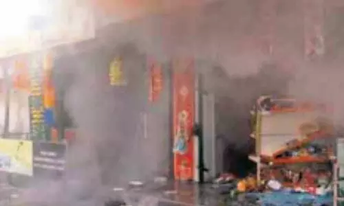 Punjab: दुकान में लगी आग, कोई हताहत नहीं Punjab: दुकान में लगी आग, कोई हताहत नहीं