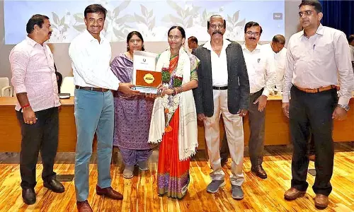 CV आनंद ने 15 सेवानिवृत्त अधिकारियों को सम्मानित किया CV आनंद ने 15 सेवानिवृत्त अधिकारियों को सम्मानित किया