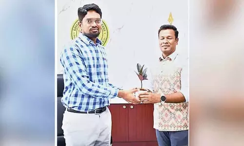 JNTUH रजिस्ट्रार ने कलेक्टर से मुलाकात की JNTUH रजिस्ट्रार ने कलेक्टर से मुलाकात की