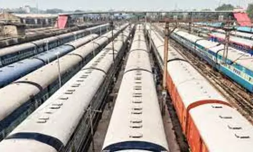 Varanasi: दीपावली पर ट्रेनें हुई 11 घंटे लेट