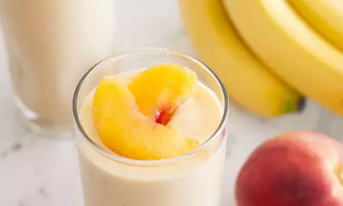 Vegan Peach और केला स्मूदी रेसिपी