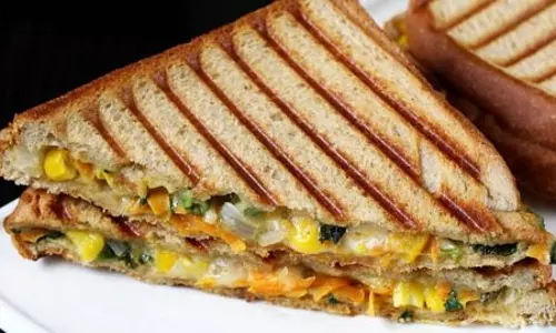 Veg cheese सैंडविच और वो भी साधारण तवे पर, आसान रेसिपी