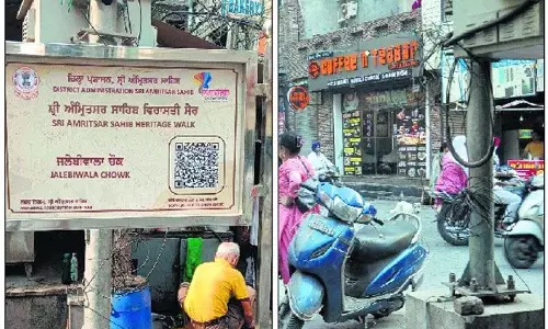 हेरिटेज स्ट्रीट पर Amritsar जिला प्रशासन के साइनबोर्ड पर राजनीतिक टिप्पणियां