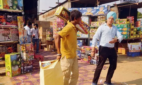 Amritsar: पटाखे जलाते समय सावधानी बरतें