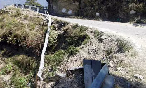 Himachal: कार खाई में गिरी, एक की मौत