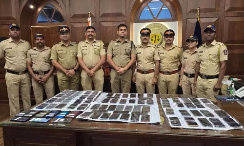 Mumbai: चोरी गिरोह का भंडाफोड़, चोरी के 70 मोबाइल फोन, 4.70 लाख नकद जब्त Mumbai: चोरी गिरोह का भंडाफोड़, चोरी के 70 मोबाइल फोन, 4.70 लाख नकद जब्त
