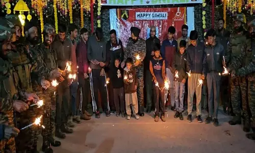 Indian Army के जवानों ने उरी में स्थानीय लोगों के साथ दिवाली मनाई, नियंत्रण रेखा पर खुशियां फैलाईं