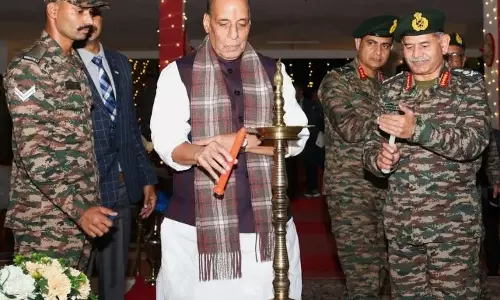 Assam : रक्षा मंत्री ने तेजपुर में सैनिकों के साथ मनाई दिवाली