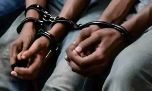 Ballia: नाबालिग से दुष्कर्म के आरोप में किशोर गिरफ्तार Ballia: नाबालिग से दुष्कर्म के आरोप में किशोर गिरफ्तार