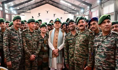 CM Dhami ने गढ़वाल राइफल्स के जवानों के बीच मनाई दिवाली, शहीद जवानों को दी श्रद्धांजलि