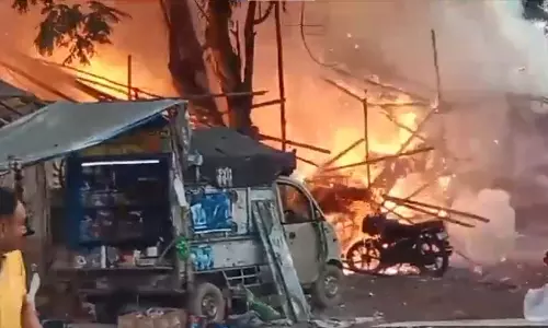 BIG BREAKING: दिवाली जश्न के बीच लगी आग, 66 दुकाने जली