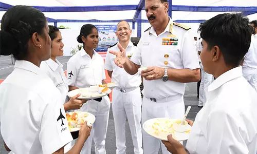 नौसेना प्रमुख ने पोरबंदर का दौरा किया, India की समुद्री सुरक्षा में नौसेना के प्रयासों की सराहना की नौसेना प्रमुख ने पोरबंदर का दौरा किया, India की समुद्री सुरक्षा में नौसेना के प्रयासों की सराहना की