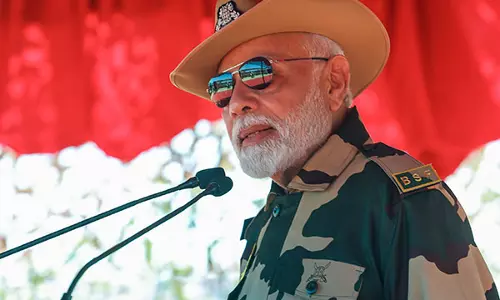 हमें उन पर गर्व है: सेना के जवानों के साथ दिवाली मनाने के बाद PM Modi