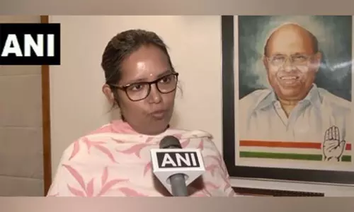 पार्टी ने उन्हें बहुत कुछ दिया है, उन्हें यहीं रहना चाहिए था: वर्षा गायकवाड़ ने Ravi Raja पर कहा