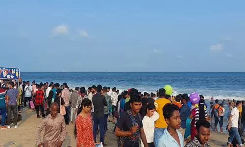 Diwali मनाने के लिए चेन्नई के मरीना बीच पर हजारों लोग जुटे