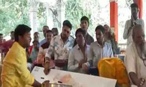 Diwali के अवसर पर इंदौर के खजराना गणेश मंदिर में भक्तों ने की पूजा-अर्चना Diwali के अवसर पर इंदौर के खजराना गणेश मंदिर में भक्तों ने की पूजा-अर्चना