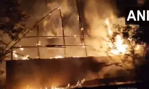 Chennai: पटाखों के कारण लगी भीषण आग, मौके पर दमकल कर्मी, VIDEO...
