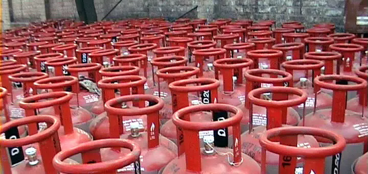 LPG के दाम में 62 रुपए की बढ़ोतरी, दीवाली पर बड़ा झटका