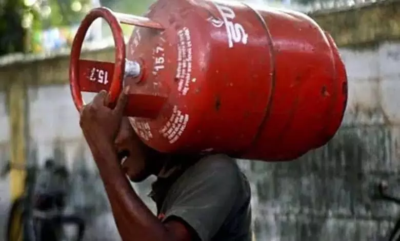 कई शहरों में कमर्शियल LPG cylinders की कीमत बढ़ी