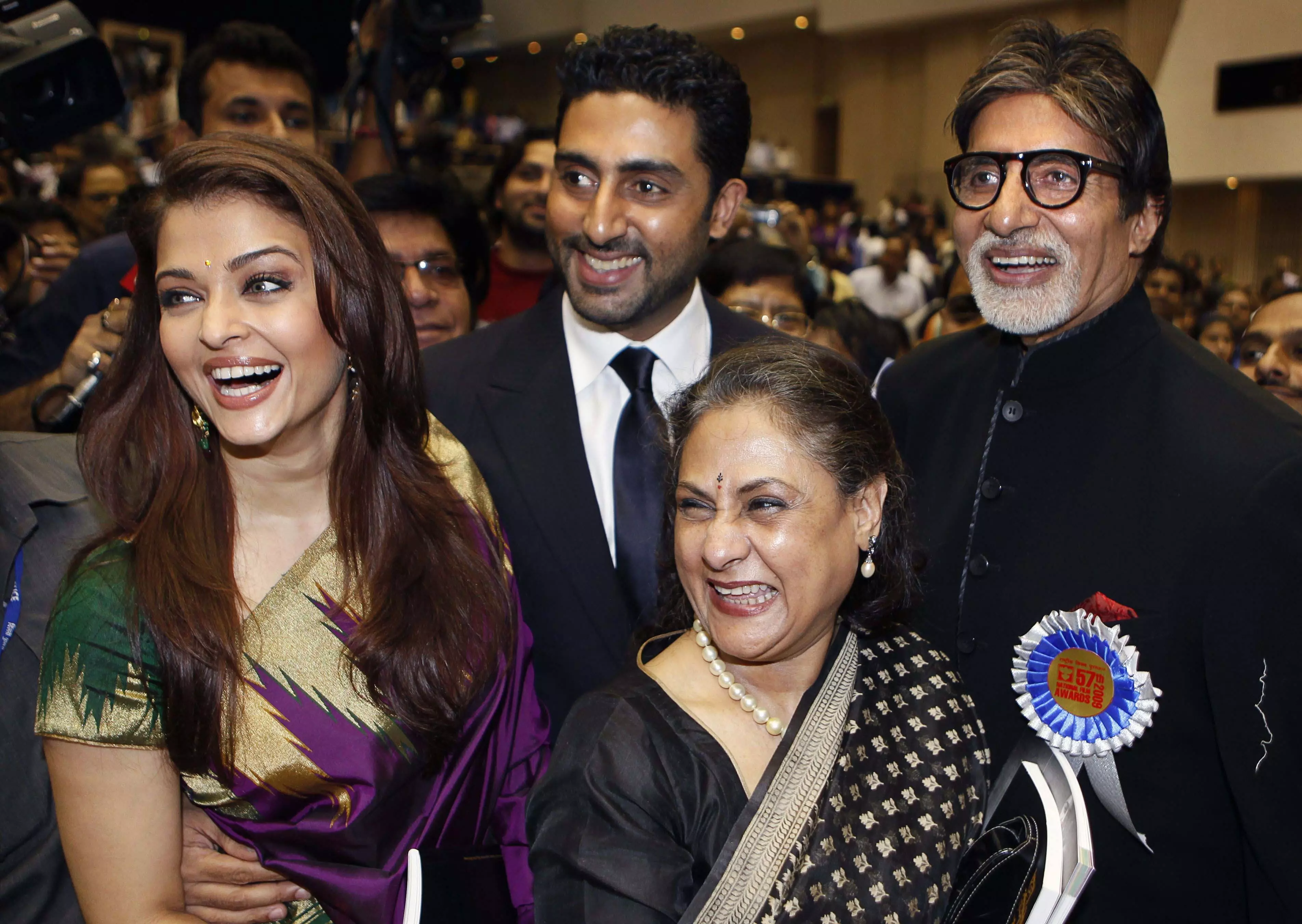 Aishwarya Rai ने अभिषेक, सास ससुर के साथ मनाया अपना जन्मदिन